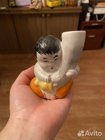 Фарфоровая статуэтка «мальчик с рогом»