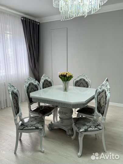 Стол и стулья