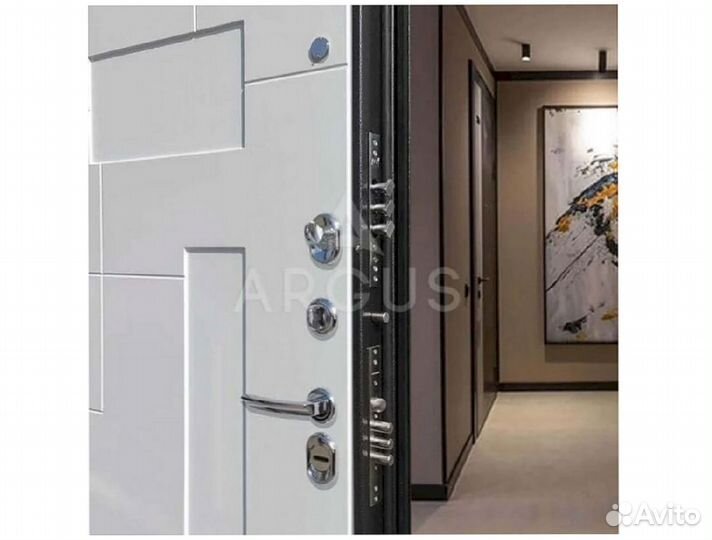 Входная дверь с зеркалом