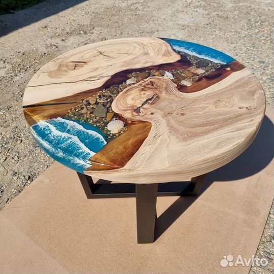 Стол из эпоксидной смолы с эфектом моря