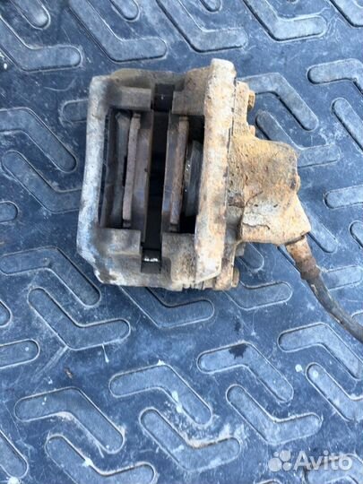 Тормозной суппорт передний правый Renault Logan