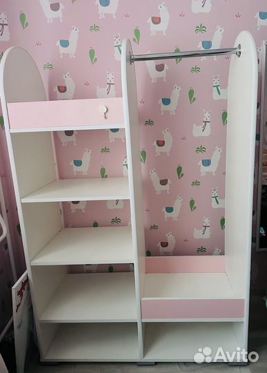 Детский стеллаж с вешалкой