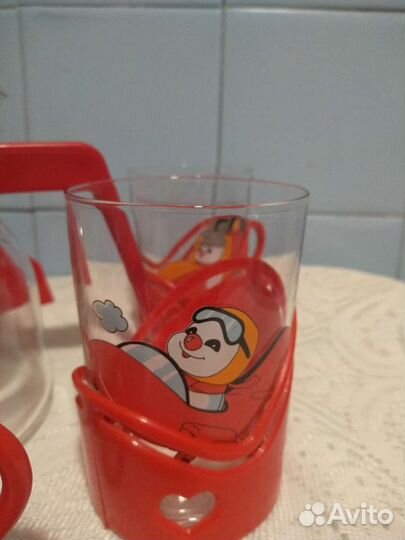 Набор посуды из стаканов в подстаканниках кувшина