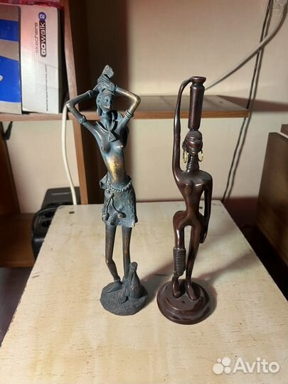 Статуэтки девушек и орел