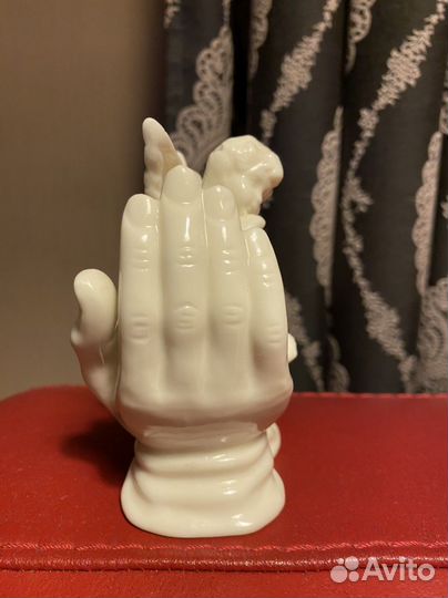 Статуэтка ангелочек в ладонях