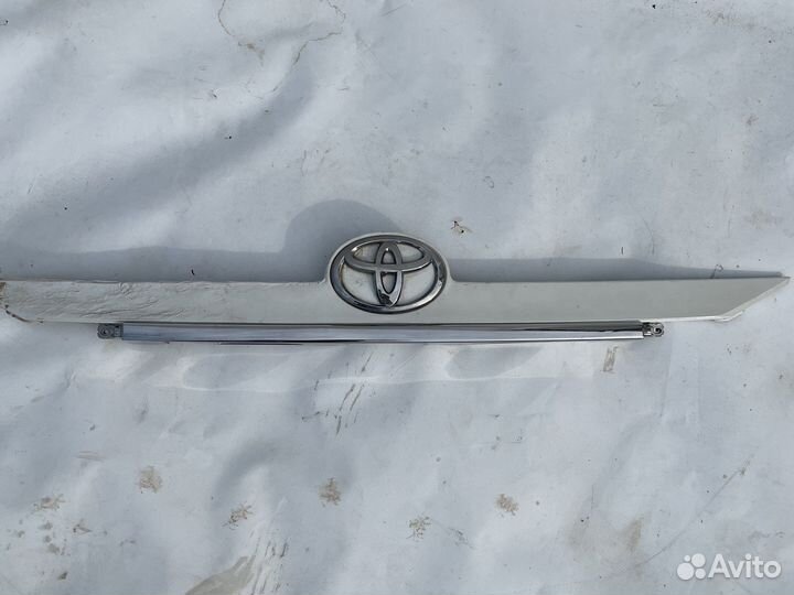 Накладка хром на крышку багажника камри 55