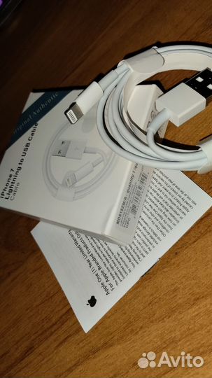 Зарядный шнур на iPhone