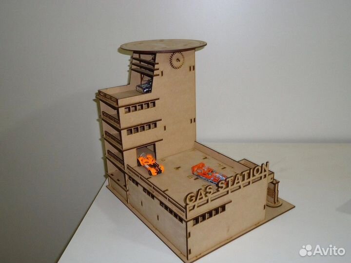 Детский игрушечный гараж