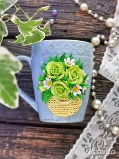 Подарочная кружка с цветами ручной работы