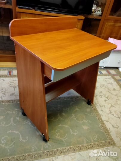 Компьютерный стол, компактное рабочее место