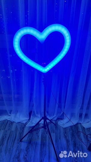 Лампа на штативе в виде сердца