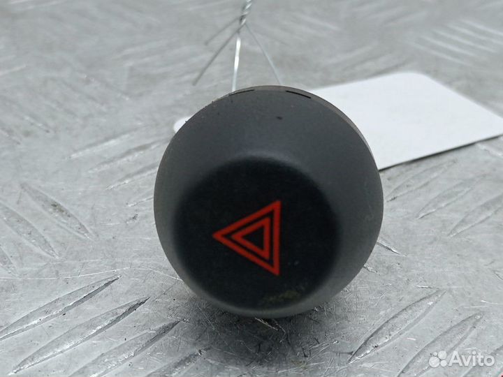 Кнопка аварийной сигнализации Toyota RAV4