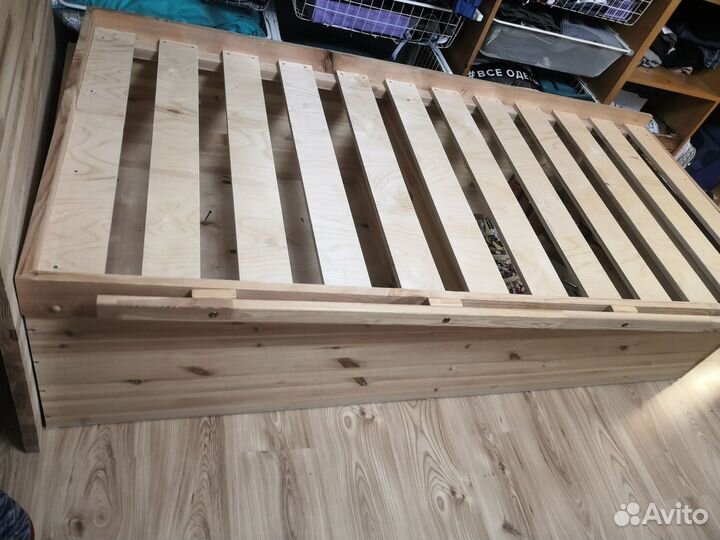 Кровать из массива дерева 90*200