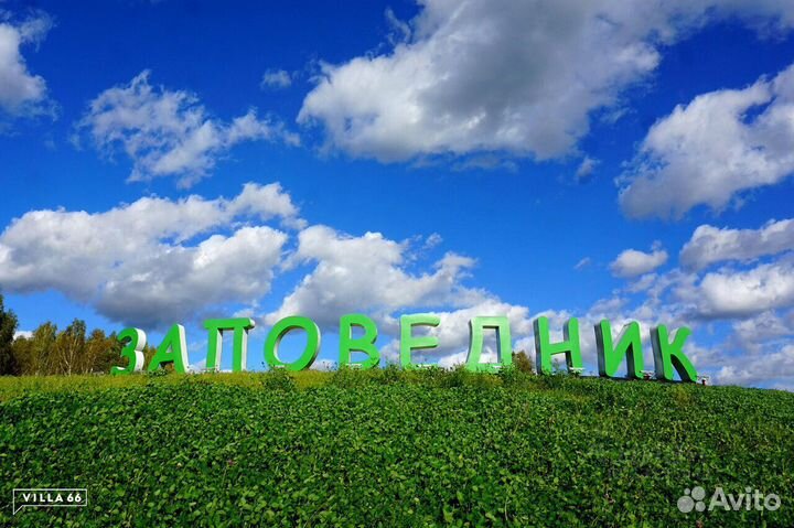 Сотрудник проката детских электромобилей