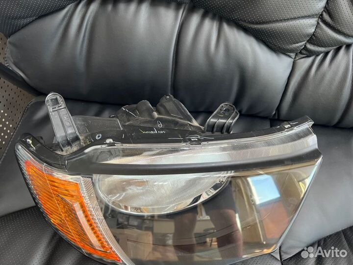 Фара галогеновая передняя правая Mitsubishi L200