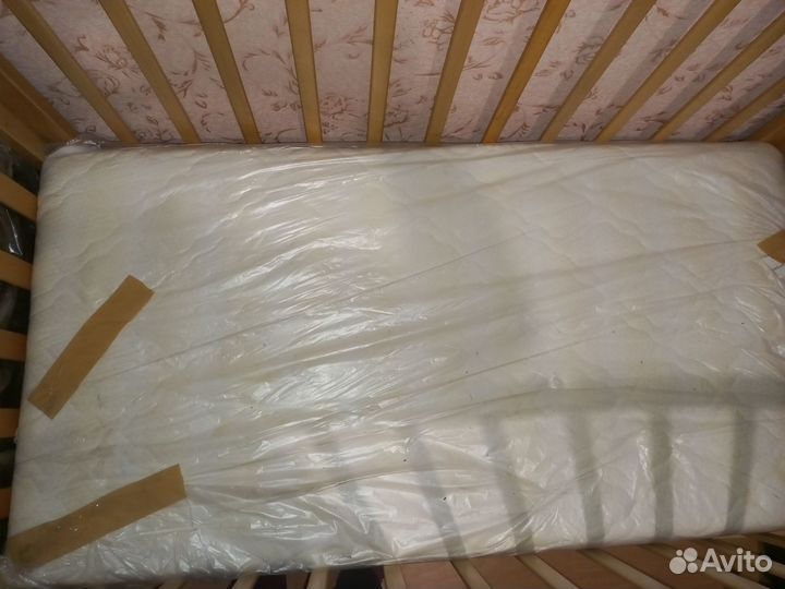 Детская кроватка с маятником и матрасом