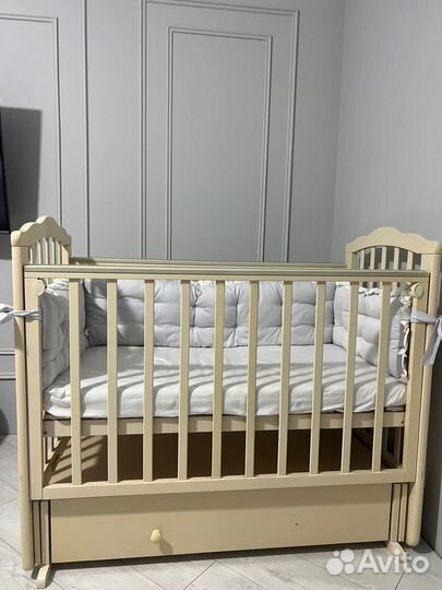 Детская кроватка с маятником