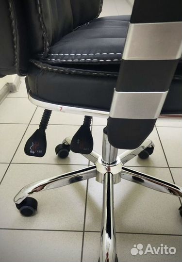 Офисное кресло руководителя бюджетное