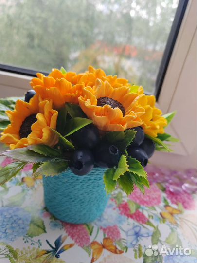 Композиция из мыла с голубикой и подсолнухами