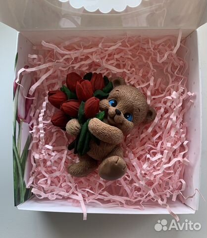 Шоколадные конфеты ручной работы, бананы, клубника