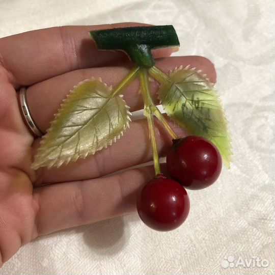 Брошь вишня