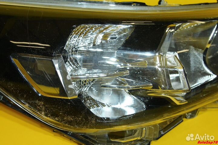 Toyota Hilux Фара правая галогеновая