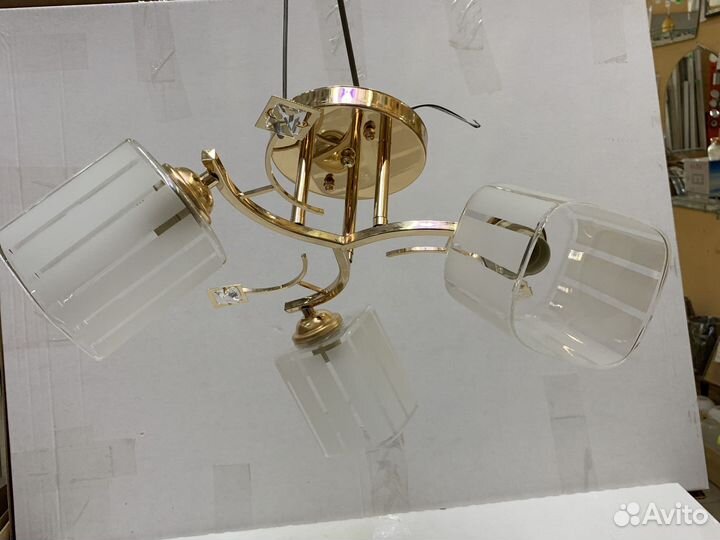 Трех ламповый потолочный светильник