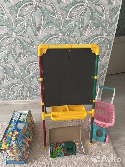 Мольберт и строительный набор