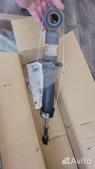 Стойка амортизатора задняя Toyota Corolla Fielder