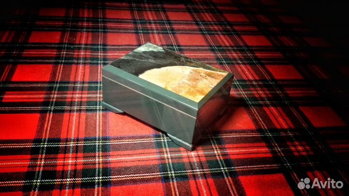 Шкатулка-ларец из нефрита