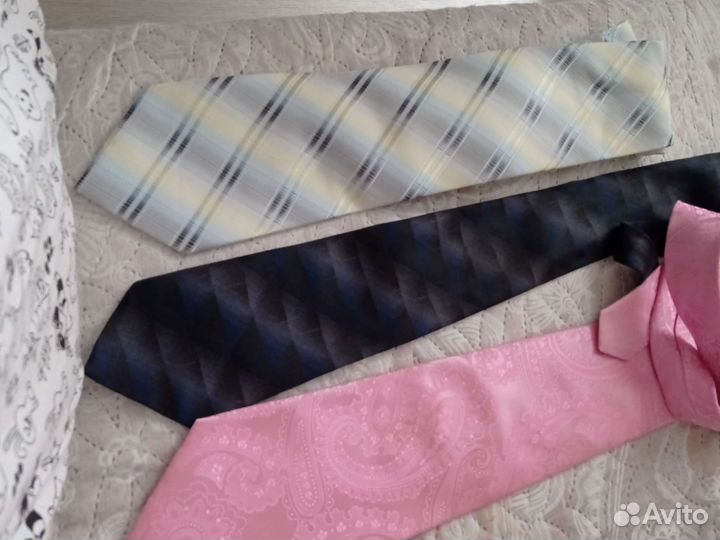 Галстук только розовый остался