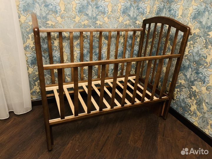 Детская кроватка с маятником