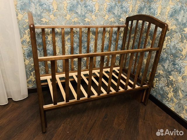 Детская кроватка с маятником