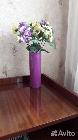 Ваза с искусственными цветами