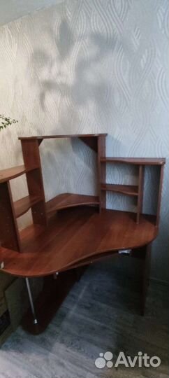 Компьютерный стол угловой с полками