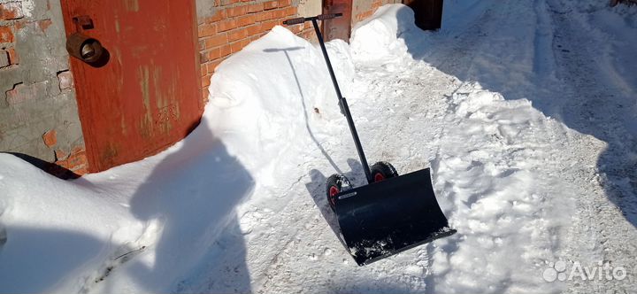 Лопата для уборки снега на колесах