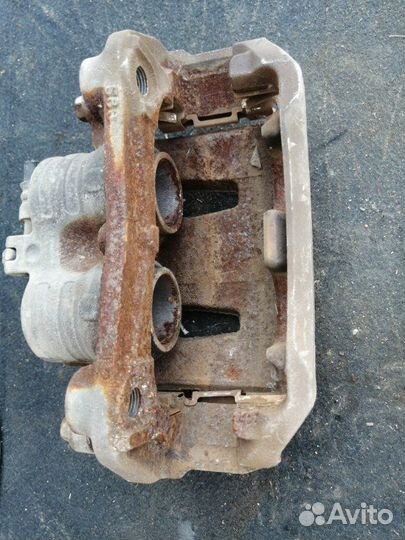 Суппорт передний правый Nissan Serena C25 MR20