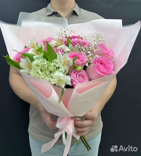 Сборный букет из одноголовых и кустовых роз