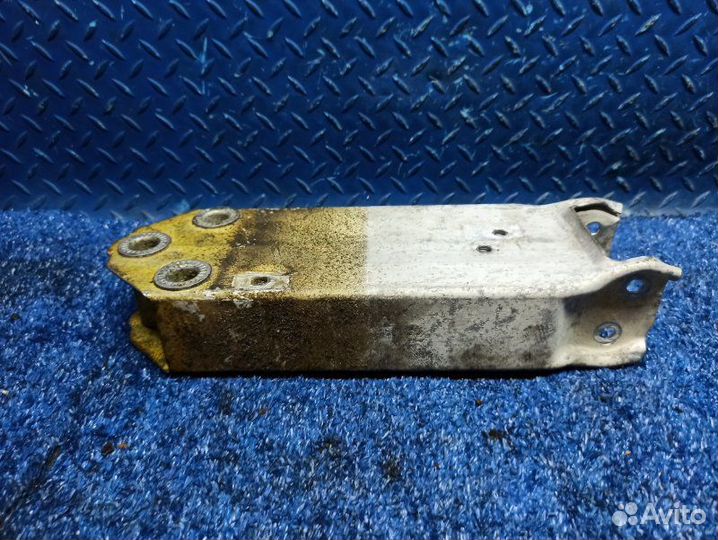 Кронштейн усилителя бампера передний правый Bmw