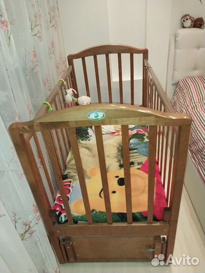 Детская кроватка с продольным маятником