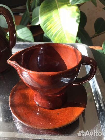 Глиняный кувшин, чашки. блюдца, сахарница, молочни