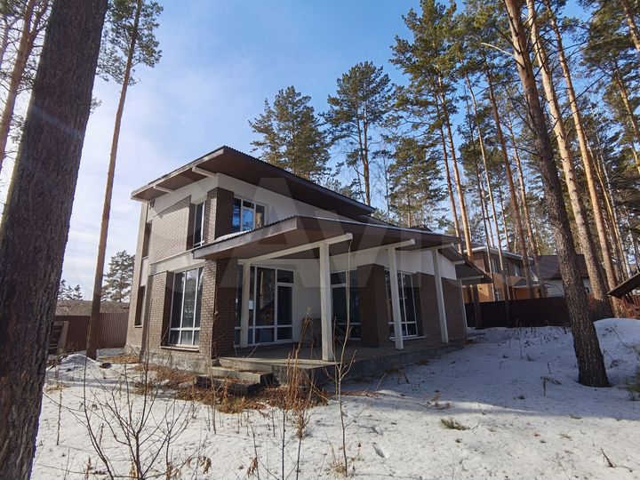 Коттедж 202,5 м² на участке 10 сот.