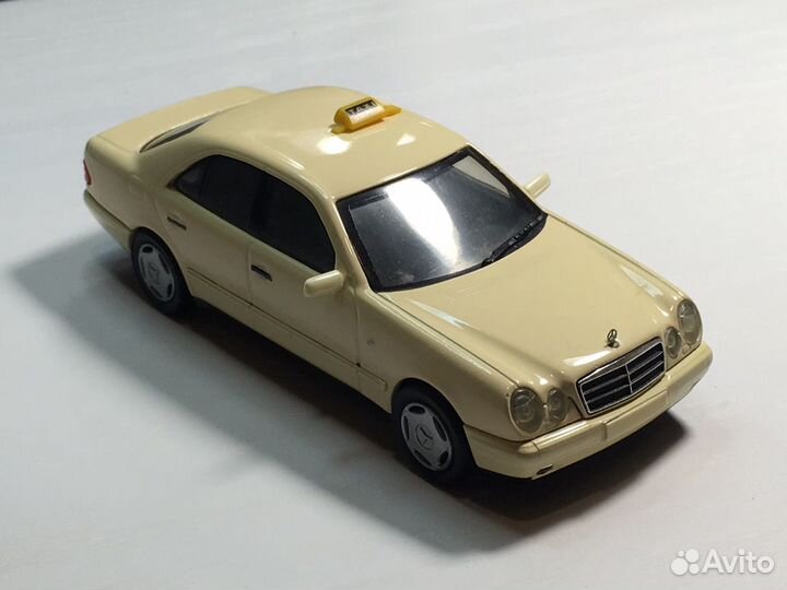 1:43 Herpa Mercedes-Benz E-klasse w 210 taxi