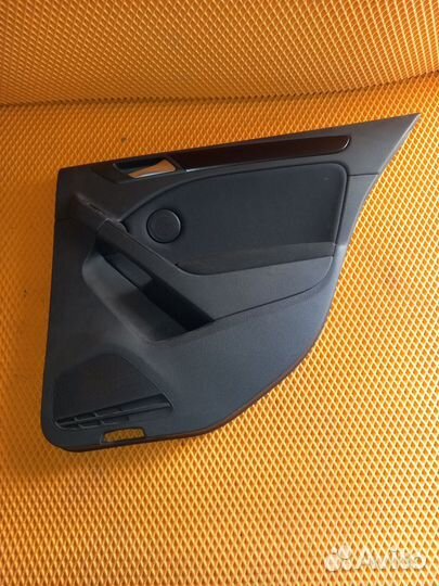 Обшивка двери задней правой Golf Mk6