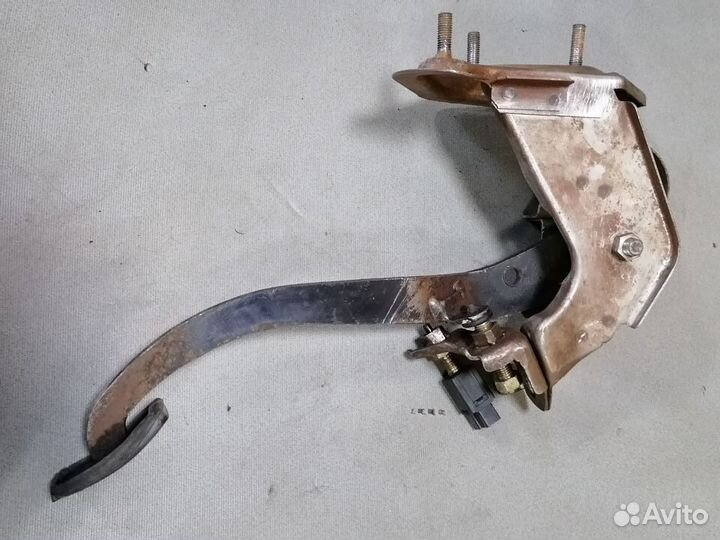 Педаль тормоза для Mitsubishi Mirage 1986-1991
