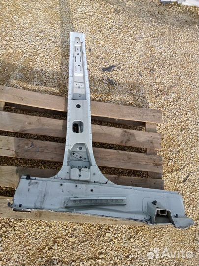 Центральная стойка кузова левая Volkswagen Passat