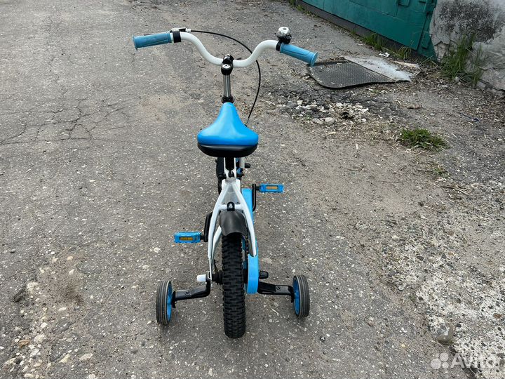 Детский велосипед с дополнительными колесами