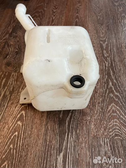 Бачок омывателя на Honda Civic 4d