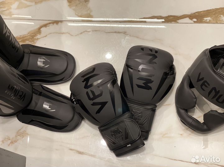 Боксерский комплект (щитки, перчатки, шлем)