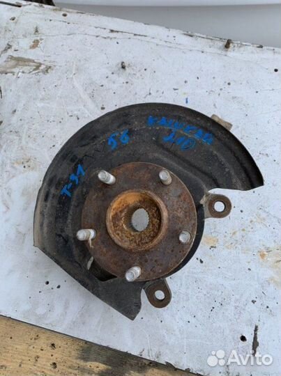 Кулак передний правый Nissan Qashqai J10